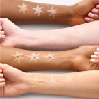 essence soft TOUCH BOUNCY GLOW 10 soft glaze Rozświetlacz do twarzy 4 g